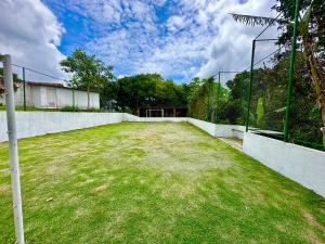 a large yard with a fence and grass at Sítio Barra - Suíte Privada Independente 1 in Guaramiranga