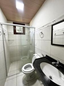a bathroom with a toilet and a sink and a shower at Sítio Barra - Suíte Privada Independente 1 in Guaramiranga
