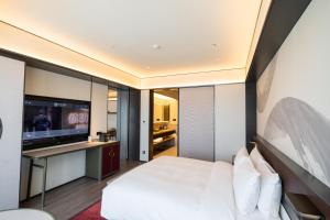 Voodi või voodid majutusasutuse JOYA Hangzhou Qianjiang New Town toas