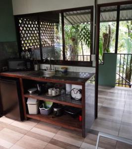Kuchyň nebo kuchyňský kout v ubytování Breezes Ecolodge