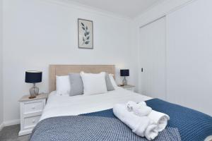 Magpie Three- Two for Joy Estate. 2.5 Bathrooms sleeping 6客房内的一张或多张床位
