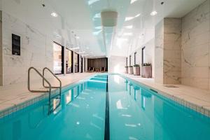 Bazén v ubytování Cosmo Quarters - City Apartment with Pool & Spa nebo v jeho okolí