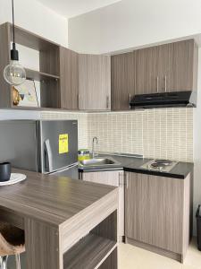 una cocina con fregadero y encimera en Lovely CondoStay Cebu T2-25, en Cebú