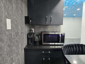 a microwave sitting on a counter in a kitchen at The Georges Hidden Gem in Mount Vernon