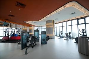 云顶高原Signata Genting Highlands的大楼内配有跑步机和健身器材的健身房