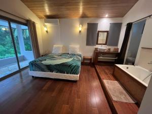 Moorea Temae Villa walking dist beach and golf客房内的一张或多张床位