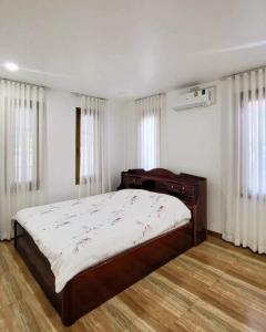 ルーイにあるบ้านสวนดงのベッドルーム1室(ドレッサー付きのベッド1台、窓付)