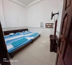 Postel nebo postele na pokoji v ubytování Nhà Nghỉ Kim Long gần Chùa Bà Châu Đốc