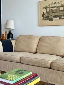 un soggiorno con divano, libri e foto di Best location ! Apt privado 2 hab con AC Completamente equipado en Asuncion ad Asunción Altre 37 foto