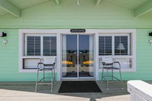 フォートピアースにあるOceanfront Inn Suite #12- Ocean View Balcony - King Bedの家の前に座る椅子2脚 +24枚の写真