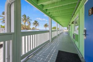 Μπαλκόνι ή βεράντα στο Oceanfront Inn Room #9 - Inlet View - King Bed