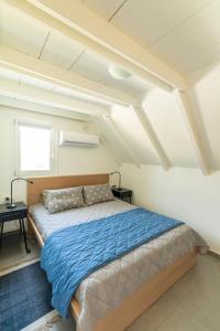 a bedroom with a large bed in a attic at Seaside Glow in Schinias