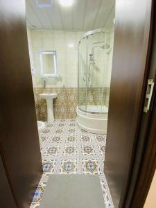ein Badezimmer mit Dusche, Badewanne und Waschbecken in der Unterkunft Orbita Villa boutique in Buxoro + 34 Fotos