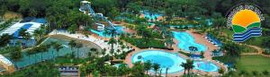 an aerial view of a water park at Apartamento Campo di Bourbon in São José dos Campos