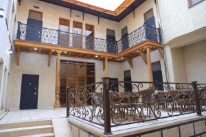 ein Balkon eines Hauses mit einem schmiedeeisernen Geländer in der Unterkunft Orbita Villa boutique in Buxoro