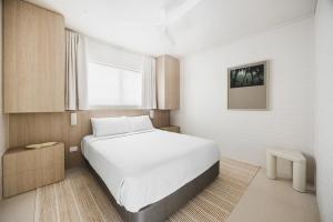 Un dormitorio con una gran cama blanca y una ventana. en Coastal Haven on Witta, en Noosa Heads 25 fotos más