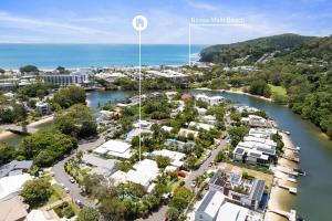 una vista aérea de una ciudad junto a un río en Coastal Haven on Witta, en Noosa Heads
