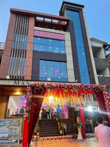 坎普尔Hotel Mannu Grand的一座带门和鲜花的建筑的外墙 更多12张照片