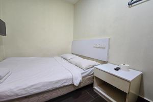 Postel nebo postele na pokoji v ubytování Fast Hotel Sri Gombak