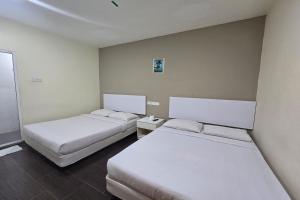 Postel nebo postele na pokoji v ubytování Fast Hotel Sri Gombak
