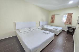 Postel nebo postele na pokoji v ubytování Fast Hotel Sri Gombak