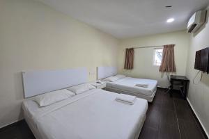 Postel nebo postele na pokoji v ubytování Fast Hotel Sri Gombak