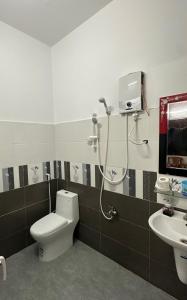a bathroom with a toilet and a sink at Khách Sạn Trang Thư in Quang Ngai