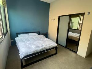 Voodi või voodid majutusasutuse Lachata Ramkhamhaeng Hotel 曼谷拉差塔酒店 toas