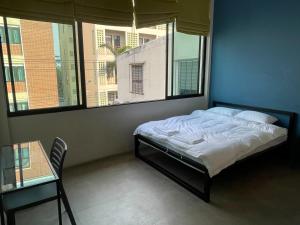 Voodi või voodid majutusasutuse Lachata Ramkhamhaeng Hotel 曼谷拉差塔酒店 toas