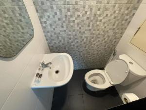 Vannituba majutusasutuses Lachata Ramkhamhaeng Hotel 曼谷拉差塔酒店