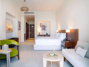 Una cama o camas en una habitación de Mina Hotel and Residences By The Torch