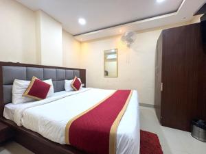 Postel nebo postele na pokoji v ubytování "Kashi Residency" Best Hotel in Varanasi with free wifi and Air Conditioning Room