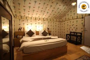 Best Desert camp sam sand dunes Jaisalmer客房内的一张或多张床位