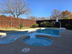 une piscine dans une cour clôturée dans l'établissement Dallas Lakeside Bliss Stay - Private Pool, Air hockey and High speed internet, à Corinth