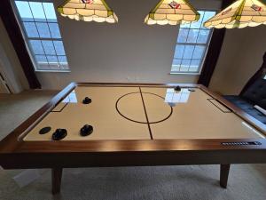 - un billard avec des balles dans une pièce dans l'établissement Dallas Lakeside Bliss Stay - Private Pool, Air hockey and High speed internet, à Corinth