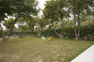 Taman di luar Kaashvi Residency - Managed by Atithi House