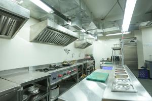 Dapur atau dapur kecil di Kaashvi Residency - Managed by Atithi House