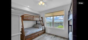 Un dormitorio con literas y una ventana. en Stunning vacation rental one block from the beach., en Seaside Heights