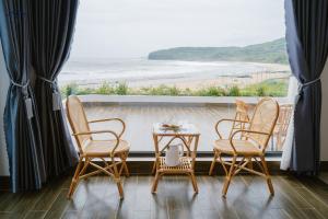 a table and four chairs in front of a window at Da Dia Seala House in Phú Hạnh (5)
