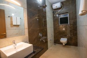 マハバレシュワールにあるJayarutu Bungalow Mahabaleshwarの洗面台とトイレ付きのバスルーム +40枚の写真