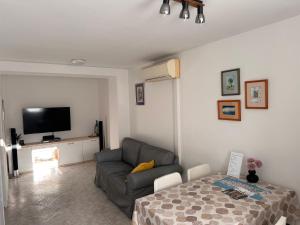 Televízia a/alebo spoločenská miestnosť v ubytovaní Apartment Ella Mare