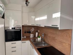 Kuchyňa alebo kuchynka v ubytovaní Apartment Ella Mare