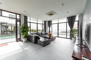 TV a/nebo společenská místnost v ubytování Villa Nguyên Căn 8 Phòng Ngủ View Biển