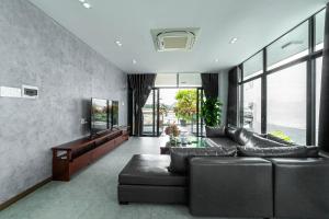 Posezení v ubytování Villa Nguyên Căn 8 Phòng Ngủ View Biển