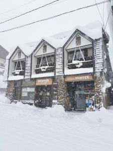 妙高市にあるロッヂ ハンターの建物前の雪屋