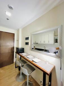Η κουζίνα ή μικρή κουζίνα στο 5 Modern Chic Studio