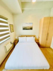 Ένα ή περισσότερα κρεβάτια σε δωμάτιο στο 5 Modern Chic Studio +6 φωτογραφίες