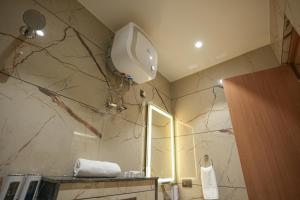 Bilik mandi di Kaashvi Residency - Managed by Atithi House