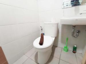 un bagno con un water bianco e un lavandino di Comfort and Cozy 2BR Cordova Edupartment Semarang Apartment By Travelio a Semarang Altre 8 foto