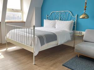 una camera blu con un letto e una sedia di Chill Roof Hotel a Taipei